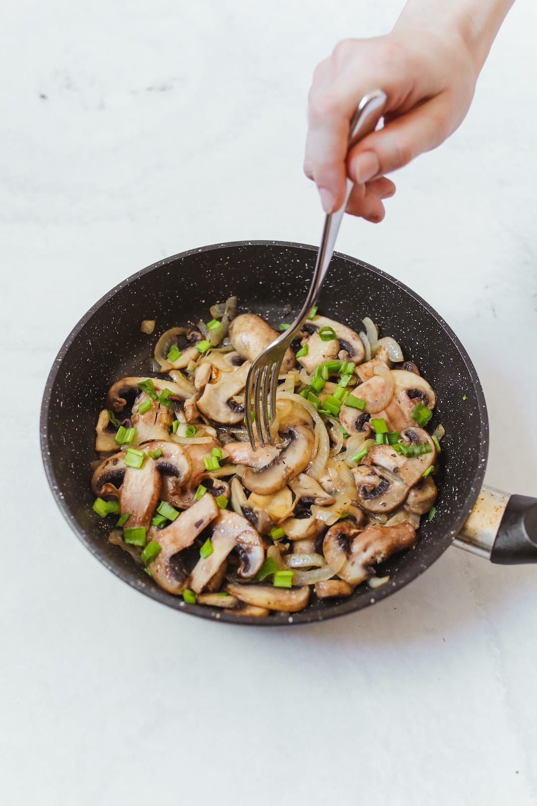 Champignons in einer Pfanne