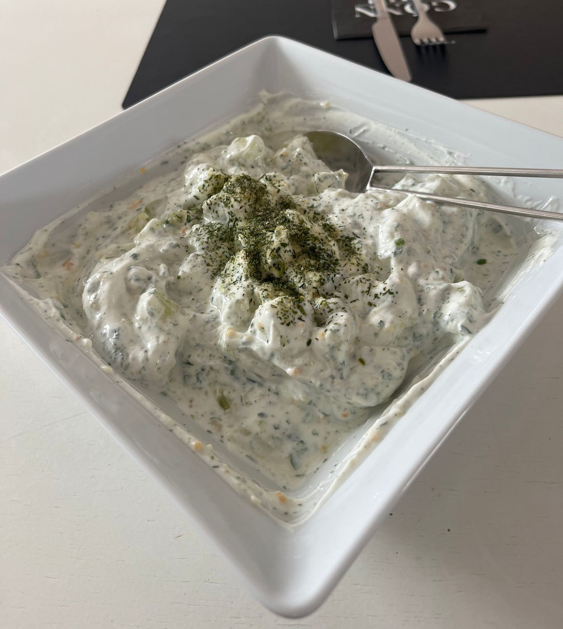 Gurkensalat mit Skyr in Schüssel