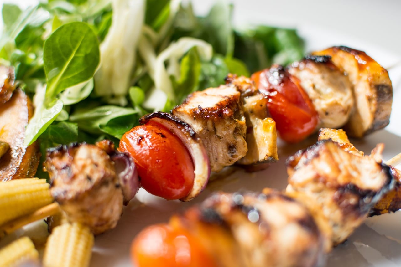 Gemüse und Fleischspieße mit Salat