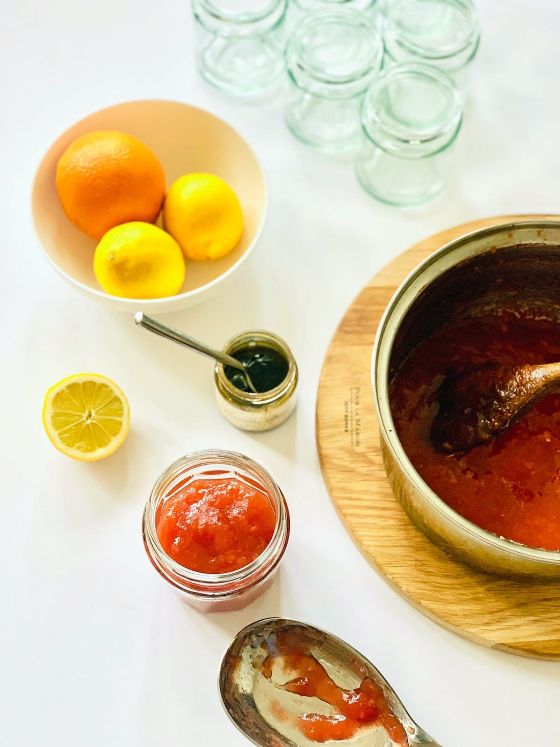 Rhabarber Marmelade, Zitrone und Orange auf Tisch