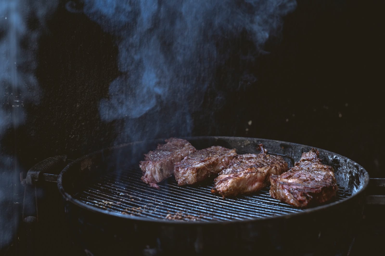 Steaks liegen auf einem Grill